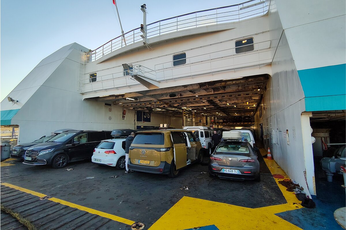 Met de elektrische camper op de ferry, mag dat eigenlijk wel?