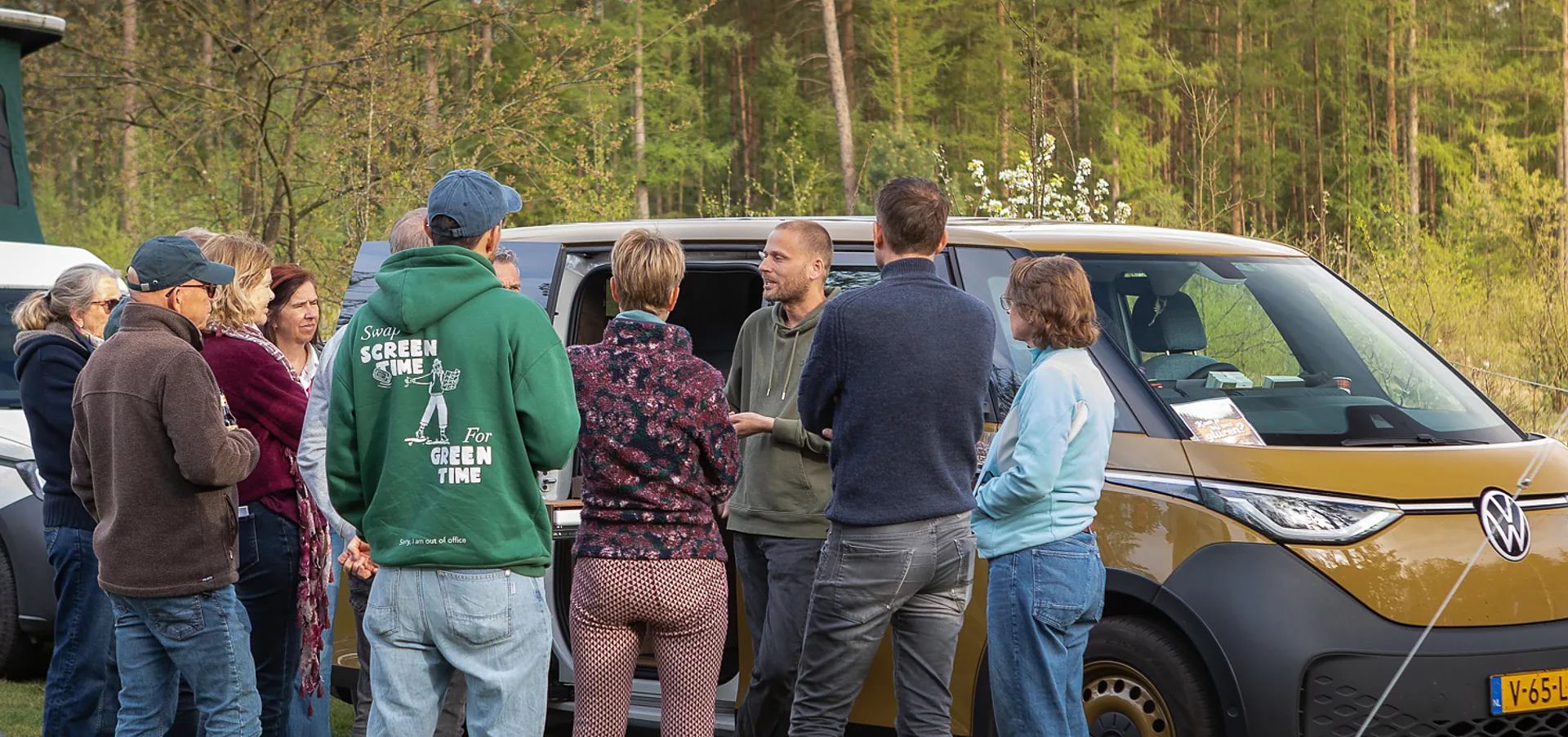 Team van Outbase in gesprek bij een ID.Buzz campervan