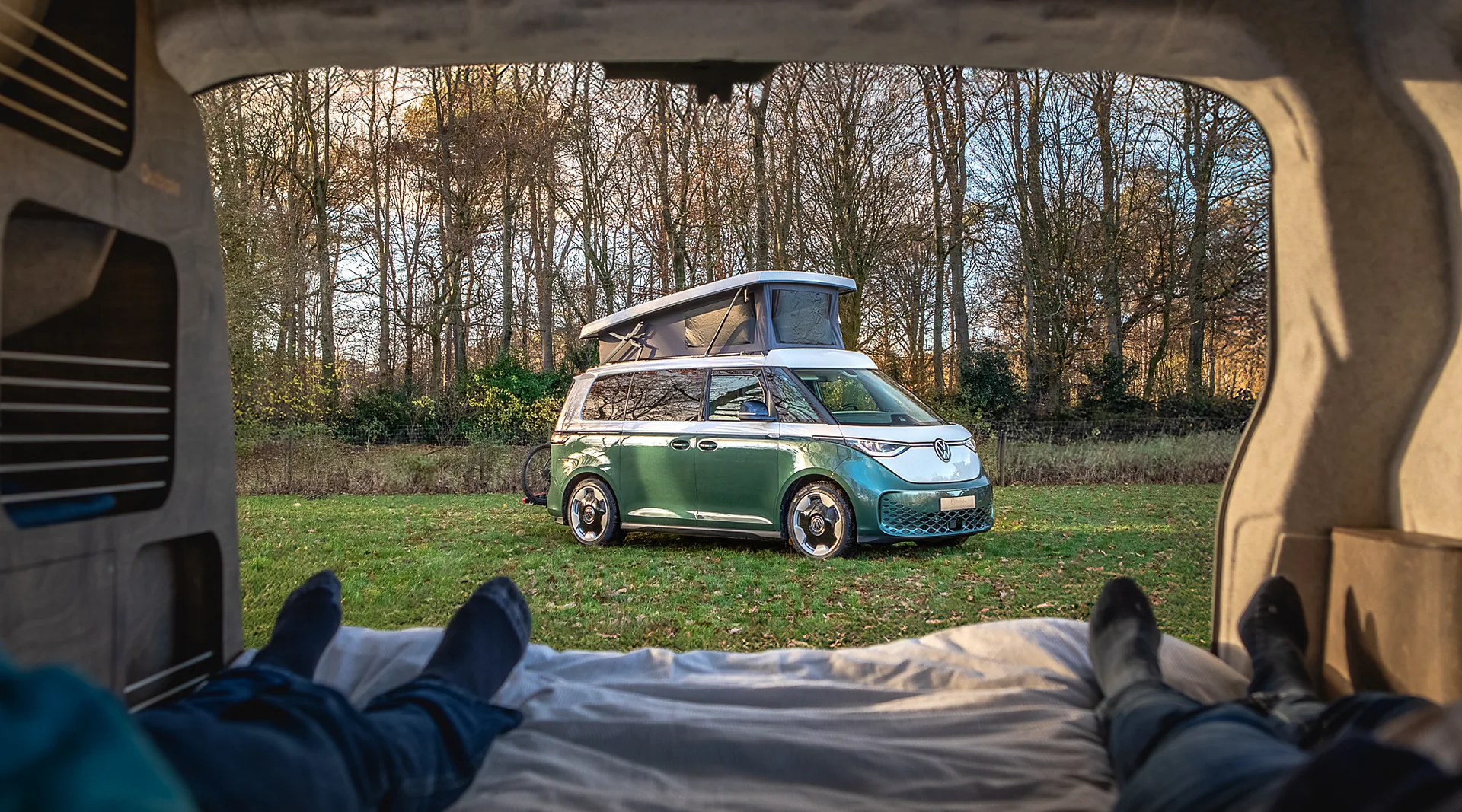 Outbase campervan in het herfstbos