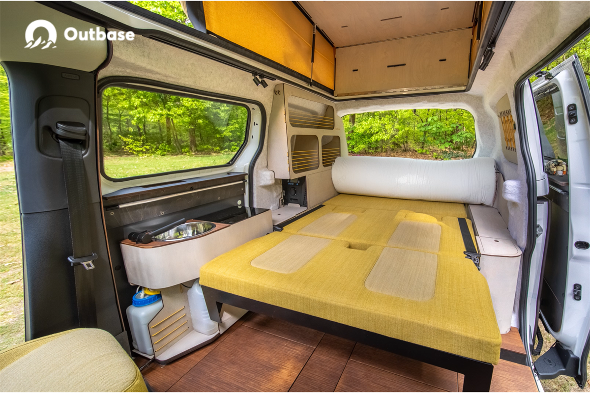 Stopmotion van een compacte camperbus waarin het bed wordt uitgeklapt – een slimme en ruimtebesparende oplossing voor comfortabel slapen onderweg.