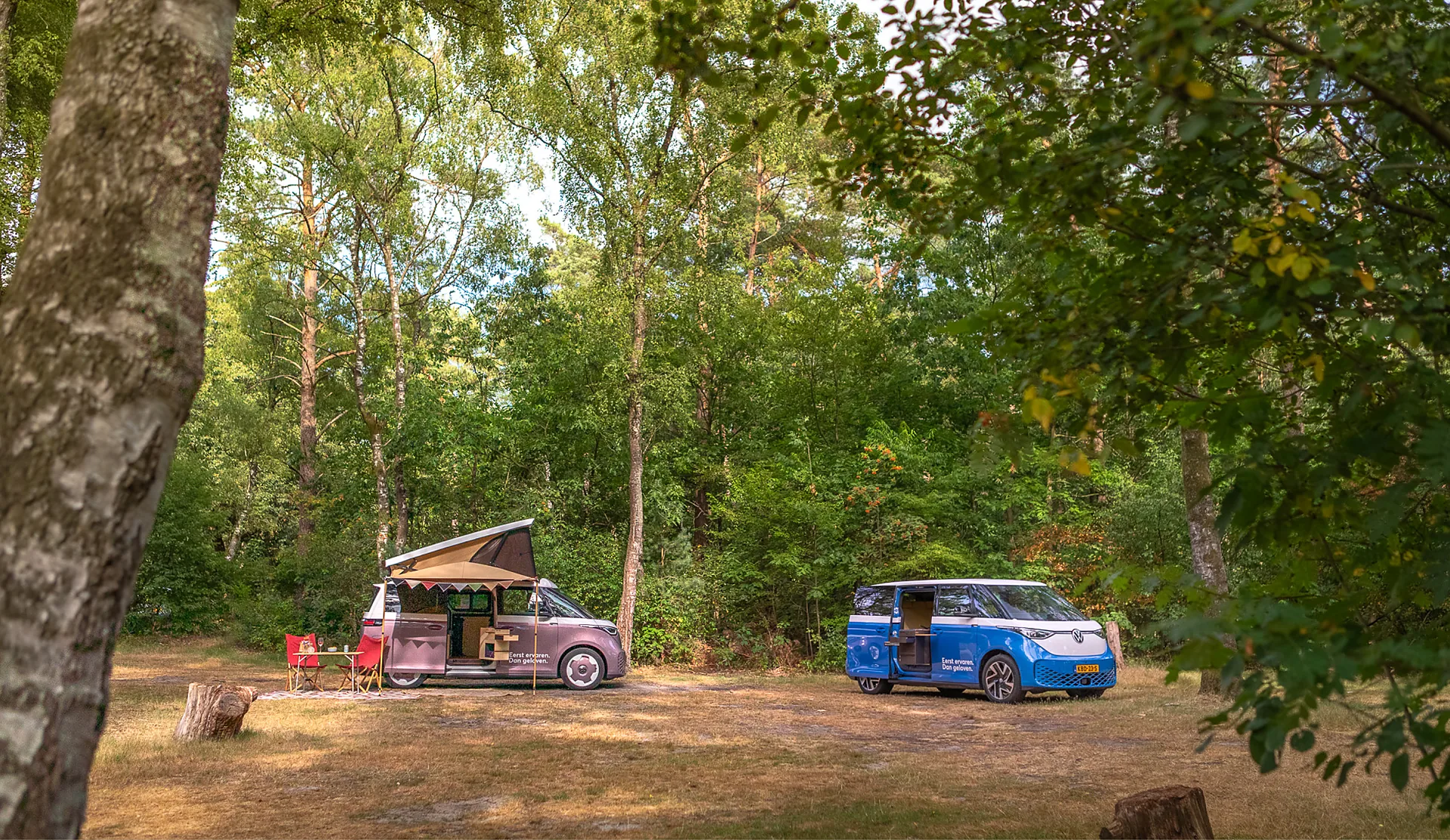 Outbase campervans op een kampeerveld