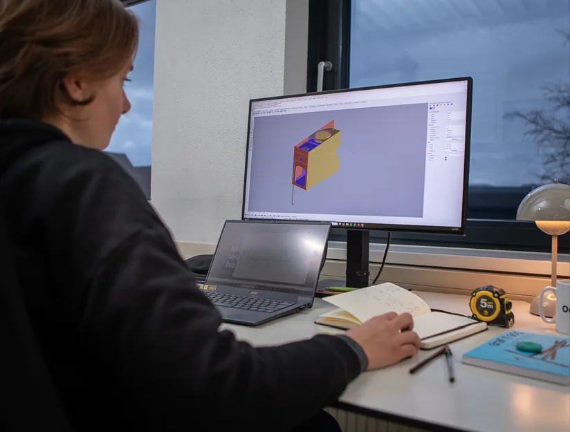 Engineer aan het werk achter een 3D-ontwerp op kantoor