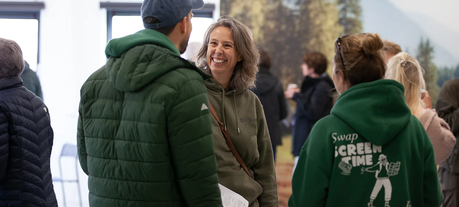 Bezoekers in gesprek tijdens een Outbase event