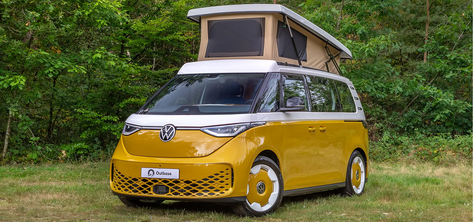 Outbase campervan bij zonsondergang